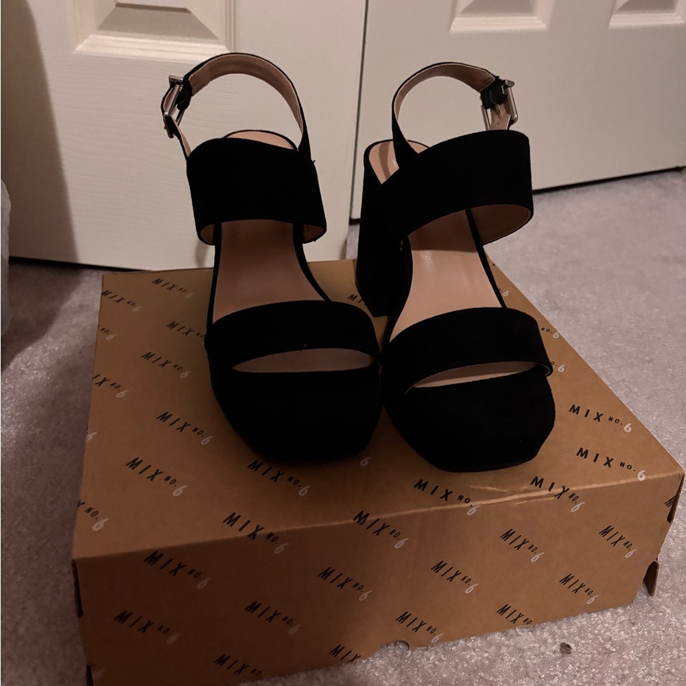 Black heels - Picture 2 of 2